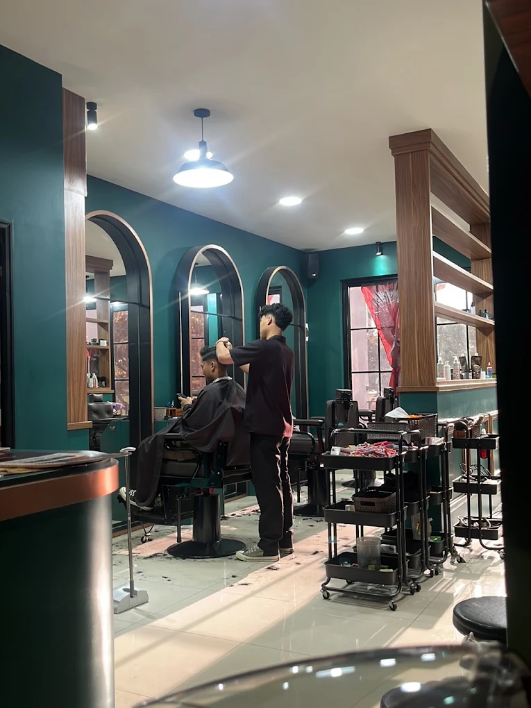 Barber Suma sedang bekerja